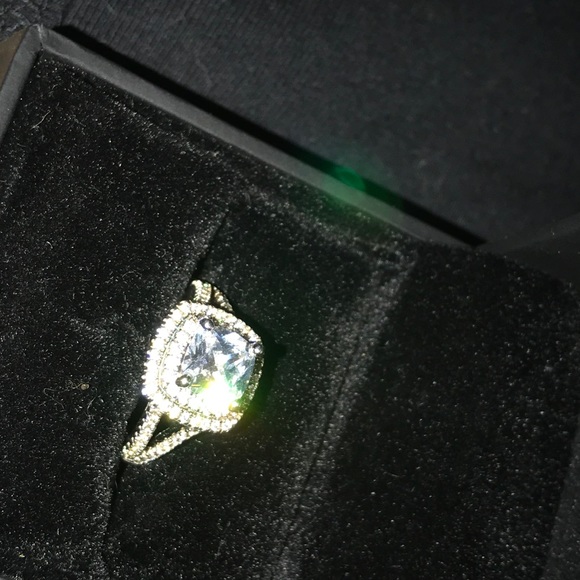 Engagement ring - Picture 7 of 8